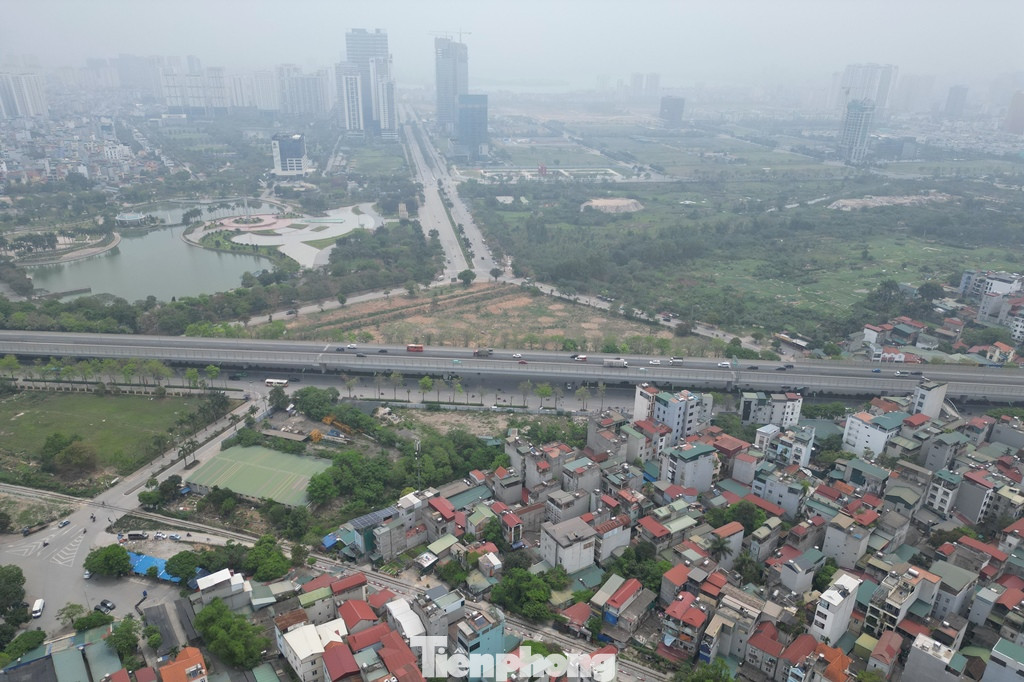 Để sớm hoàn thành dự án, UBND TP. Hà Nội vừa yêu cầu các đơn vị liên quan đẩy nhanh tiến độ dự án, trong đó có công tác giải phóng mặt bằng (GPMB), với đoạn từ Vành đai 3 đến Minh Khai, UBND thành phố yêu cầu UBND quận Bắc Từ Liêm (chủ đầu tư) phải hoàn thành công tác GPMB trong quý II, thông xe kỹ thuật vào tháng 10.