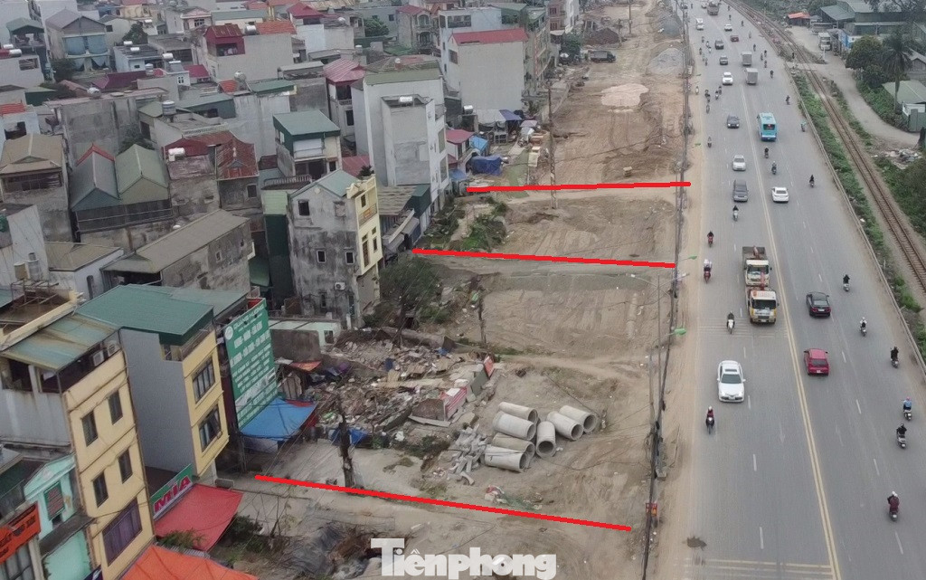 Nhiều gia đình sống ven QL1 nơi có dự án thi công nhiều năm nay không có đường vào nhà, đành đắp bờ bao tạm (đường màu đỏ) để đi lại.