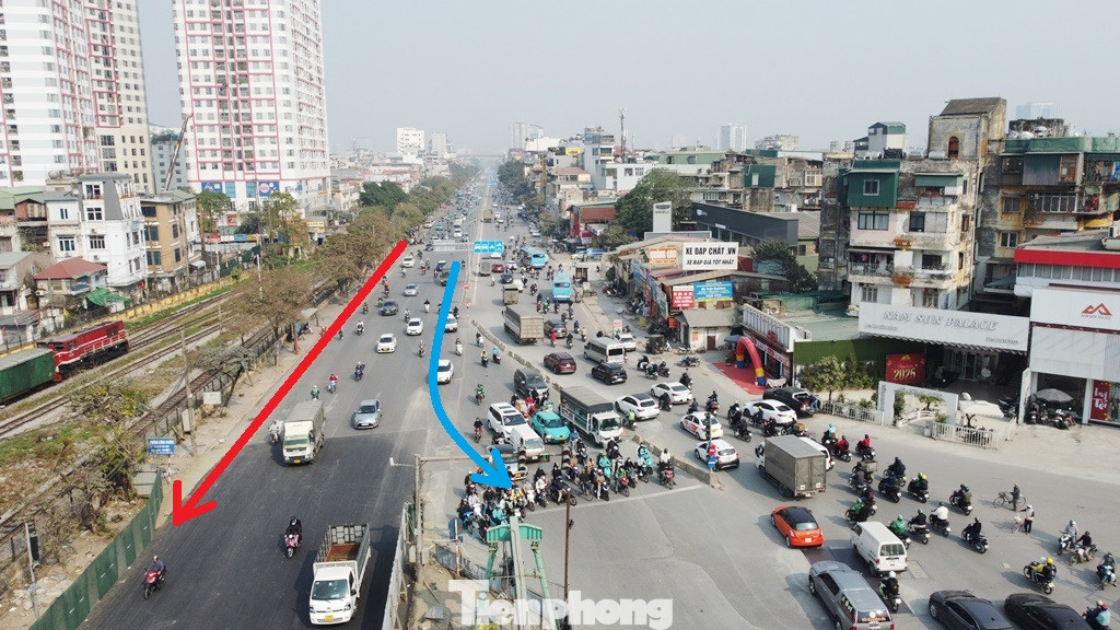 Cụ thể, theo phương án điều chỉnh, điều tiết giao thông mới, từ sáng 6/1 thay vì rẽ trái sang phía phố Kim Đồng để tránh hàng rào, toàn bộ xe đi trên đường Giải Phóng chiều nội thành - Ngọc Hồi được đi thẳng ở đoạn đường vừa được thảm lại (mũi tên đỏ). Phía nút giao mở rộng ở phố Kim Đồng chỉ còn xe từ đường Giải Phóng rẽ trái và xe theo hướng Ngọc Hồi qua nút lưu thông (mũi tên xanh).