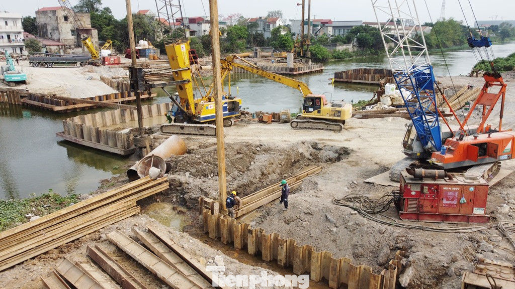 Trao đổi với PV Tiền Phong tại hiện trường dự án, ông Mai Công Bình, Chỉ huy trưởng công trường thi công cầu Tiên Tân - thuộc Liên danh các nhà thầu Trường Sơn - Miền Trung - Hà Phương... cho biết, công trình có vai trò rất quan trọng đến cả dự án thành phần Vành đai 5 qua Hà Nam. Vì khi hoàn thành cầu, ngoài khớp nối hạ tầng đường liên thông, công trình còn giúp cho việc vận chuyển vật liệu giữa hai bờ sông Nhuệ phục vụ dự án thuận lợi, không bị cách trở. Trao đổi với PV Tiền Phong tại hiện trường dự án, ông Mai Công Bình, Chỉ huy trưởng công trường thi công cầu Tiên Tân - thuộc Liên danh các nhà thầu Trường Sơn - Miền Trung - Hà Phương... cho biết, công trình có vai trò rất quan trọng đến cả dự án thành phần Vành đai 5 qua Hà Nam. Vì khi hoàn thành cầu, ngoài khớp nối hạ tầng đường liên thông, công trình còn giúp cho việc vận chuyển vật liệu giữa hai bờ sông Nhuệ phục vụ dự án thuận lợi, không bị cách trở.