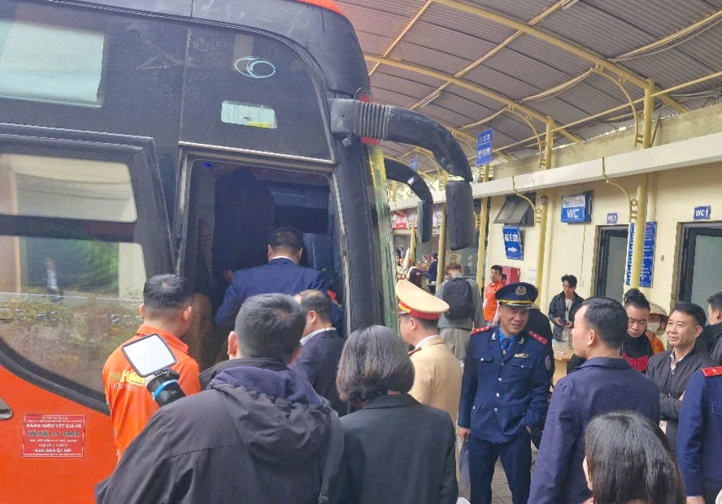 Ông Thành và đoàn công tác lên xe để kiểm tra, nắm bắt trực tiếp. Ông Thành và đoàn công tác lên xe để kiểm tra, nắm bắt trực tiếp.