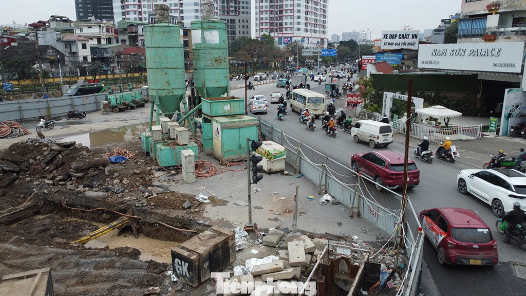 Lực lượng chức năng cho biết, việc thi công hầm chui tại nút giao Giải Phóng - Kim Đồng sẽ kéo dài đến cuối năm 2025, do vậy việc bỏ nút đèn tín hiệu tại đây sẽ duy trì đến khi dự án kết thúc, sau đó liên ngành sẽ tính toán để tổ chức lại giao thông tại nút giao. Lực lượng chức năng cho biết, việc thi công hầm chui tại nút giao Giải Phóng - Kim Đồng sẽ kéo dài đến cuối năm 2025, do vậy việc bỏ nút đèn tín hiệu tại đây sẽ duy trì đến khi dự án kết thúc, sau đó liên ngành sẽ tính toán để tổ chức lại giao thông tại nút giao.