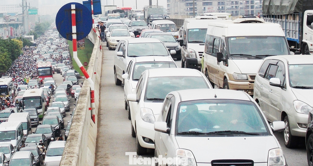 Mỗi khi ùn tắc, phương tiện phải xếp hàng nối đuôi nhau kéo dài nhiều km