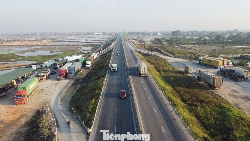 Nhằm giảm áp lực quá tải cho QL1 và tạo thuận tiện trong đi lại cho người dân, cũng như thúc đẩy phát triển kinh tế xã hội các địa phương, trong các năm 2023 - 2024 Bộ GTVT đã lần lượt đưa vào sử dụng 11 dự án thành phần thuộc tuyến cao tốc Bắc Nam. Nhằm giảm áp lực quá tải cho QL1 và tạo thuận tiện trong đi lại cho người dân, cũng như thúc đẩy phát triển kinh tế xã hội các địa phương, trong các năm 2023 - 2024 Bộ GTVT đã lần lượt đưa vào sử dụng 11 dự án thành phần thuộc tuyến cao tốc Bắc Nam.