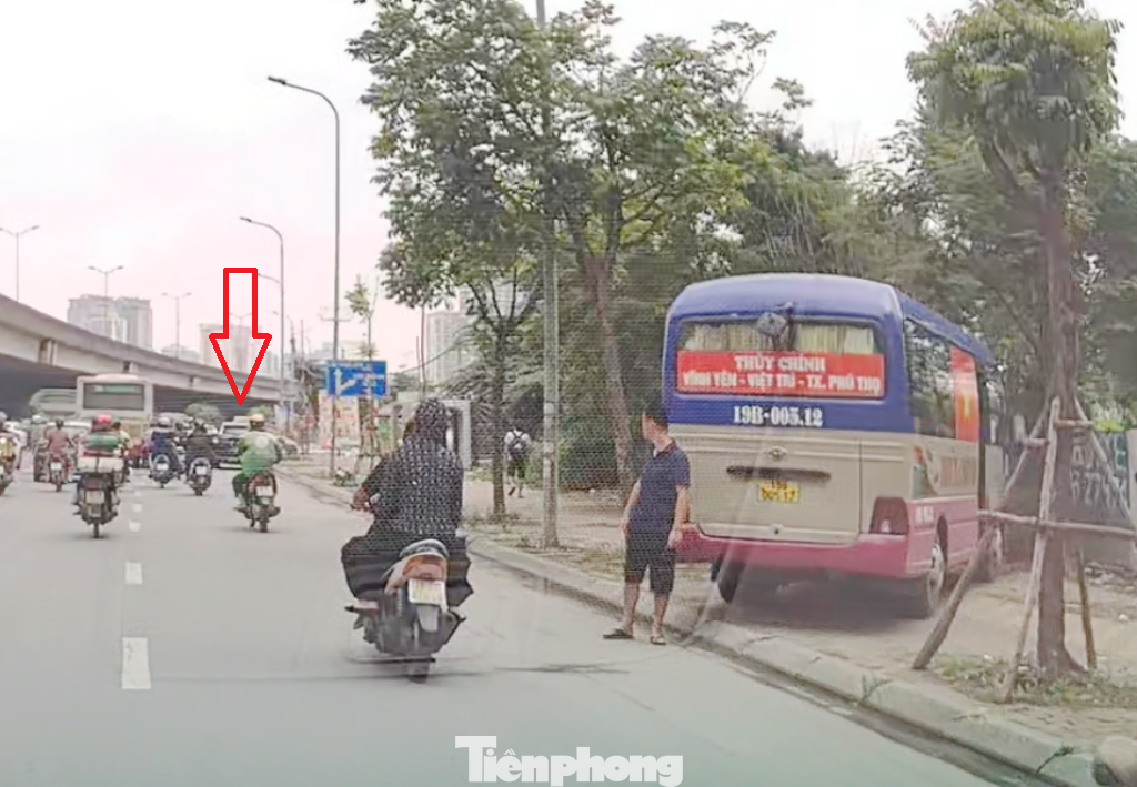 Đơn cử, tại vị trí qua khu vực Đình Thôn thời điểm khoảng 10h30, một xe khách có BKS 19B-00512 leo lên dừng đỗ cả trên vỉa hè, tài xế/nhà xe xuống đường mời gọi khách - địa điểm này chỉ cách CSGT đứng dừng, kiểm tra xe ô tô người dân khoảng 10 m. Đơn cử, tại vị trí qua khu vực Đình Thôn thời điểm khoảng 10h30, một xe khách có BKS 19B-00512 leo lên dừng đỗ cả trên vỉa hè, tài xế/nhà xe xuống đường mời gọi khách - địa điểm này chỉ cách CSGT đứng dừng, kiểm tra xe ô tô người dân khoảng 10 m.