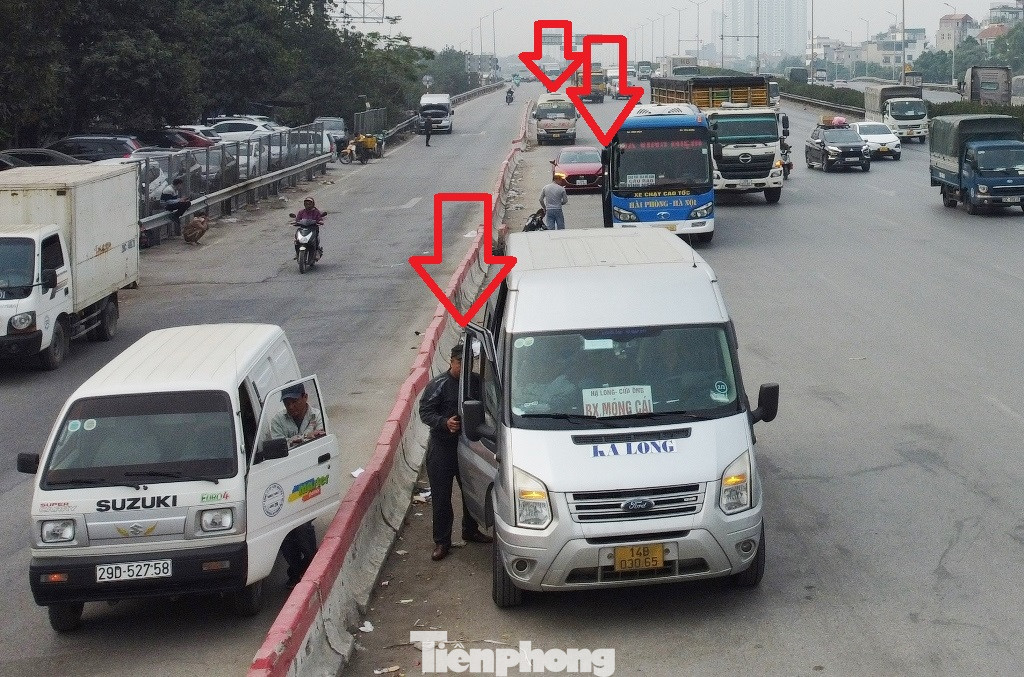 Trừ làn xe máy trong cùng, các làn xe trên cầu Thanh Trì và đường dẫn đang được khai thác với hạ tầng là đường tốc độ cao, tuy nhiên hiện xe khách lưu thông theo hướng nội thành - QL5 khi đến cầu Thanh Trì và đường dẫn vẫn dừng đỗ kéo dài đón khách, nhận hàng.