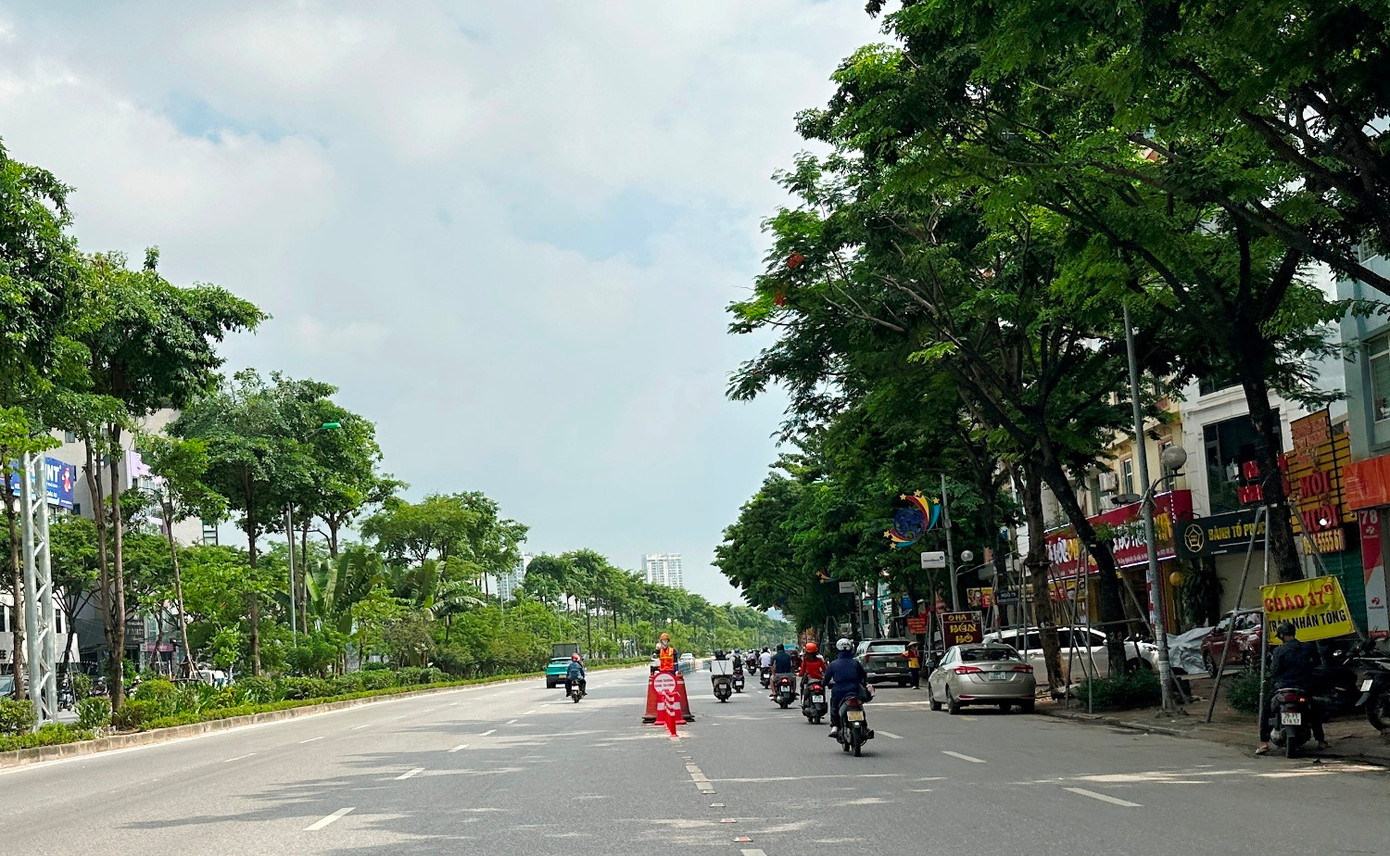 Tại các ngã ba, ngã tư trên đường Phạm Văn Đồng tình trạng ùn tắc xảy ra, các phương tiện di chuyển khó khăn nhưng ghi nhận của phóng viên cho thấy, trong ngày đầu thực hiện, vắng bóng lực lượng chức năng điều tiết, hướng dẫn giao thông tại các điểm nút quan trọng.