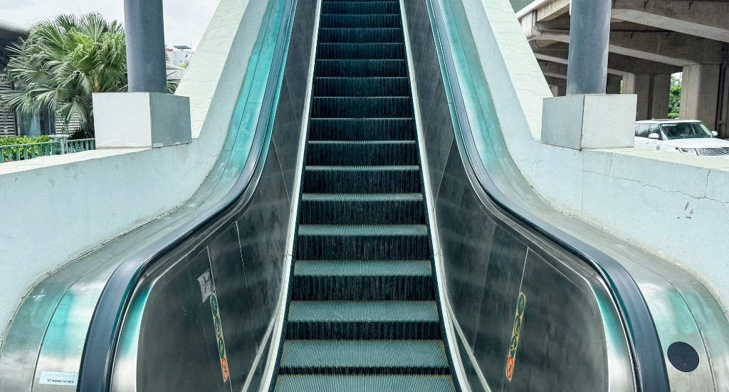 Phóng viên ghi nhận, trong nhiều ngày, h ệ thống tháng máy cuốn không hoạt động. Phóng viên ghi nhận, trong nhiều ngày, h ệ thống tháng máy cuốn không hoạt động.