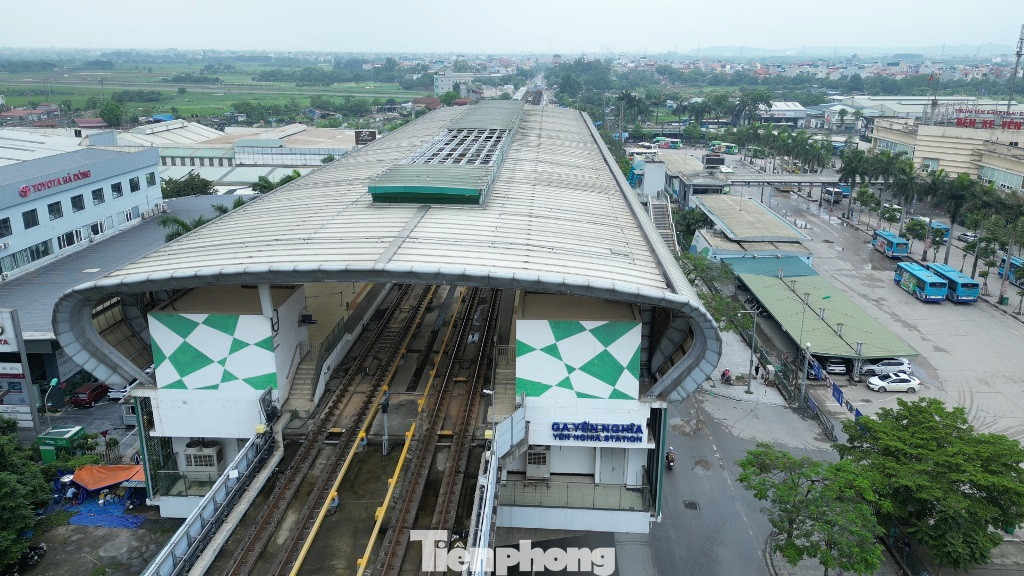 Ghi nhận của PV Tiền Phong ngày 29/5, toàn bộ phần đỉnh mái nhà ga Yên Nghĩa bị thủng vẫn chưa được sửa chữa.