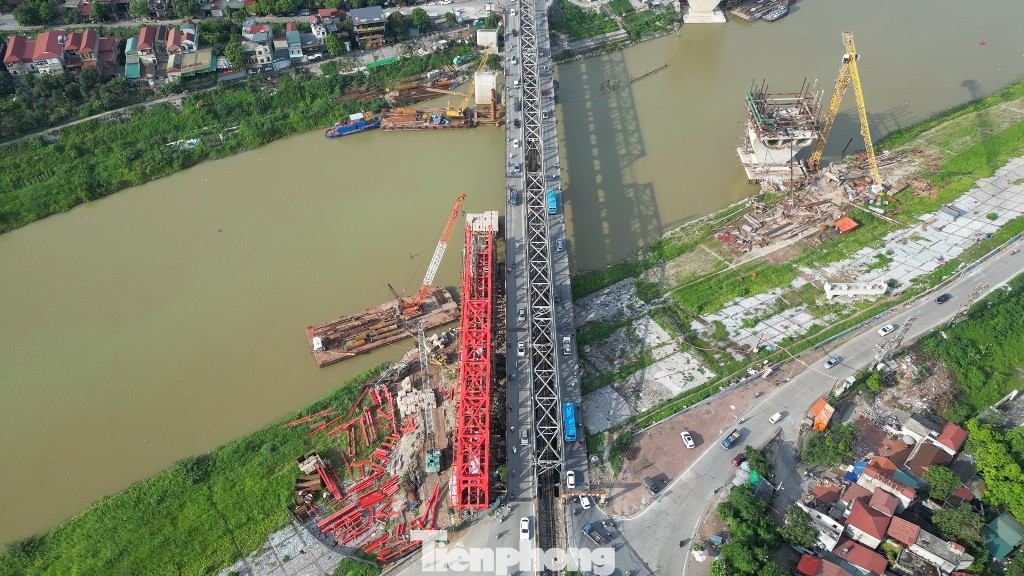 Ban Quản lý dự án đường sắt Bộ Xây dựng (chủ đầu tư) cho biết, cầu đường sắt được xây dựng với thiết kế mái vòm, là cầu đơn, khổ lồng 1.000 mm và 1.435 mm. Cầu gồm 6 nhịp vượt sông Đuống, tốc độ thiết kế tàu chạy tối đa 80km/h.