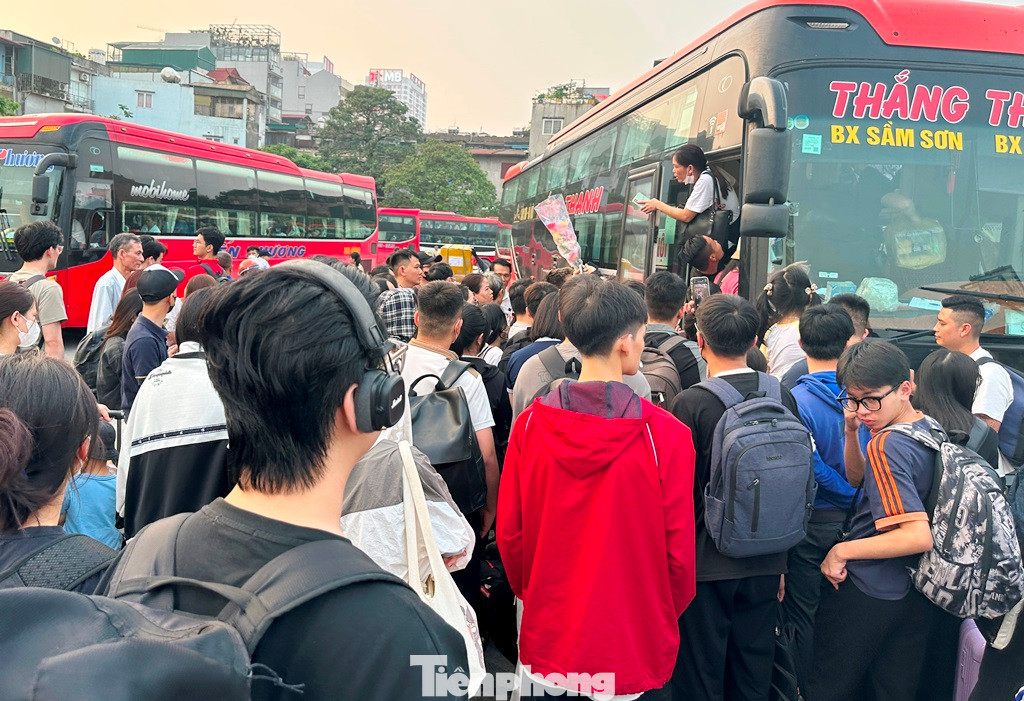 Khi có xe đến, nhiều người chờ đợi lâu đã ồ ạt lên xe, thậm chí có người lên xe rồi nhưng người thân vẫn còn kẹt bên dưới chưa thể cùng lên được. Khi có xe đến, nhiều người chờ đợi lâu đã ồ ạt lên xe, thậm chí có người lên xe rồi nhưng người thân vẫn còn kẹt bên dưới chưa thể cùng lên được.