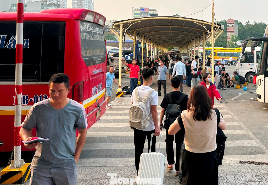 Tại bến Giáp Bát, lượng khách ra bến xe tăng nhiều diễn ra trên hầu hết các tuyến, trong đó có Ninh Bình, Hà Nam, Nam Định, Thái Bình, Thanh Hóa... Tại bến Giáp Bát, lượng khách ra bến xe tăng nhiều diễn ra trên hầu hết các tuyến, trong đó có Ninh Bình, Hà Nam, Nam Định, Thái Bình, Thanh Hóa...