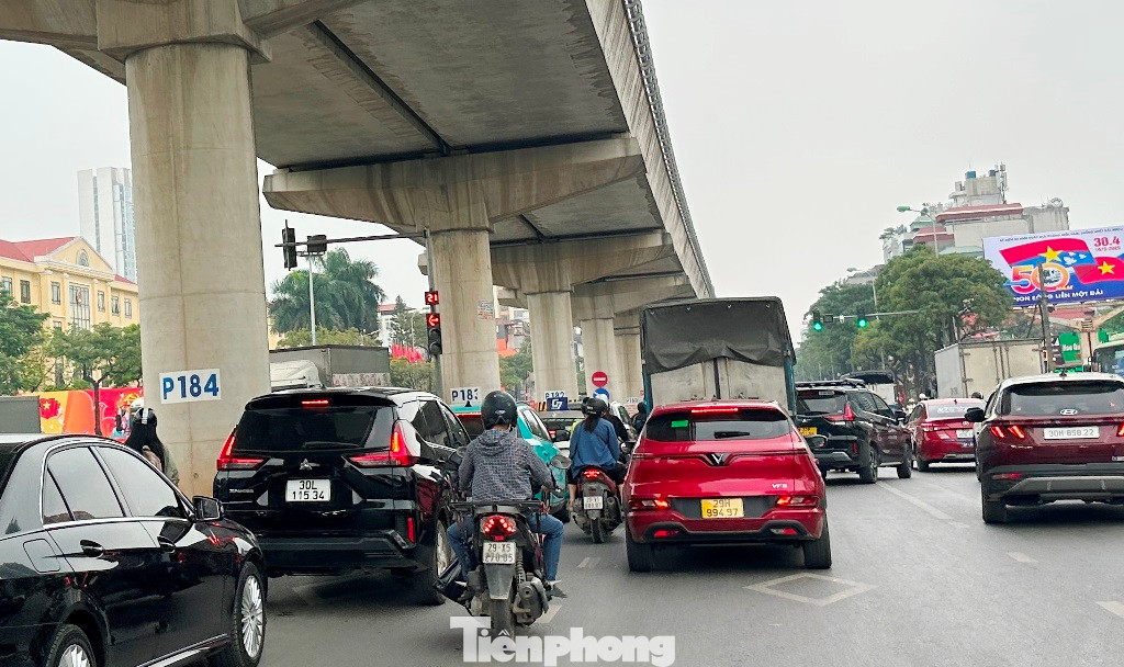 Thời gian qua, nút giao Hồ Tùng Mậu - Trần Vỹ và đường Hồ Tùng Mậu cả hai chiều dẫn đến nút giao đều ùn tắc kéo dài.