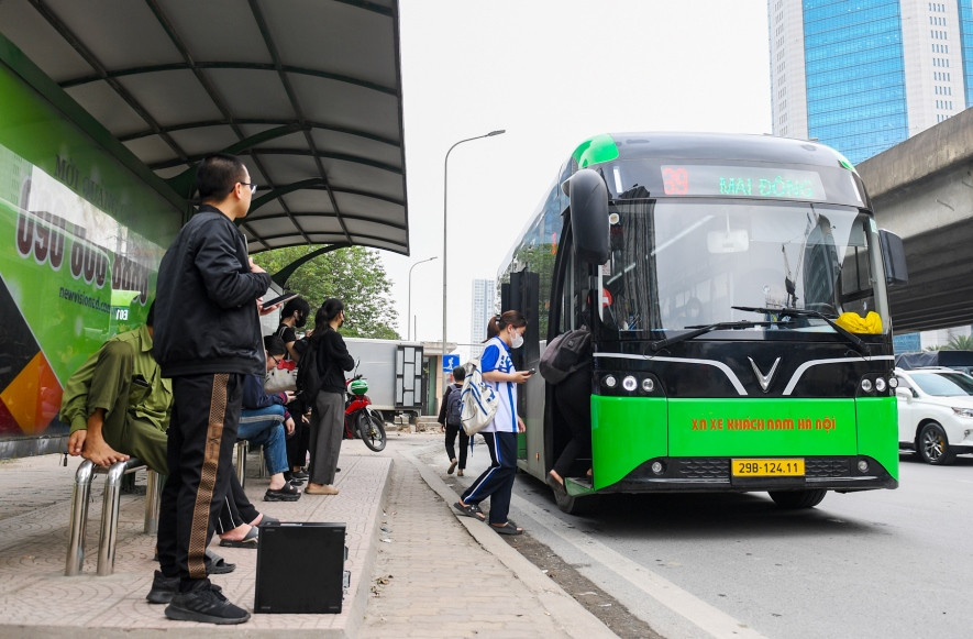 Một trong các tuyến buýt điện được Tổng Cty Vận tải Hà Nội đưa vào vận hành, đón trả khách trong 3 tháng đầu năm. Một trong các tuyến buýt điện được Tổng Cty Vận tải Hà Nội đưa vào vận hành, đón trả khách trong 3 tháng đầu năm.