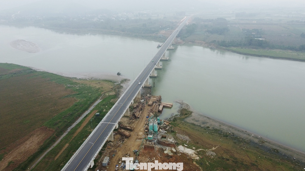 Để tạo thuận lợi cho các huyện ven biển như Hoằng Hoá, Hậu Lộc… tiếp cận cao tốc Bắc Nam và khu vực phía Tây Thanh Hóa, trong 2 năm qua UBND tỉnh Thanh Hóa đã phê duyệt cho thực hiện dự án đường nối Quốc lộ 1A với Quốc lộ 45 trong đó có hạng mục cầu Xuân Quang bắc qua sông Mã.