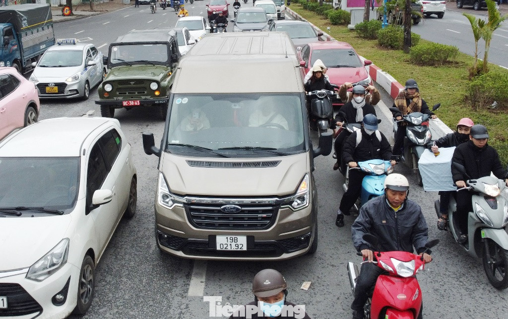 Sau các lần mở rộng và xén dải phân cách, hiện đường Hoàng Quốc Việt rộng 4, 5 làn xe mỗi bên, nhưng do mật độ xe đông, tuyến đường thường xuyên ùn tắc, đặc biệt là đoạn tại nút giao với đường Vành đai 3 (Phạm Văn Đồng). Sau các lần mở rộng và xén dải phân cách, hiện đường Hoàng Quốc Việt rộng 4, 5 làn xe mỗi bên, nhưng do mật độ xe đông, tuyến đường thường xuyên ùn tắc, đặc biệt là đoạn tại nút giao với đường Vành đai 3 (Phạm Văn Đồng).