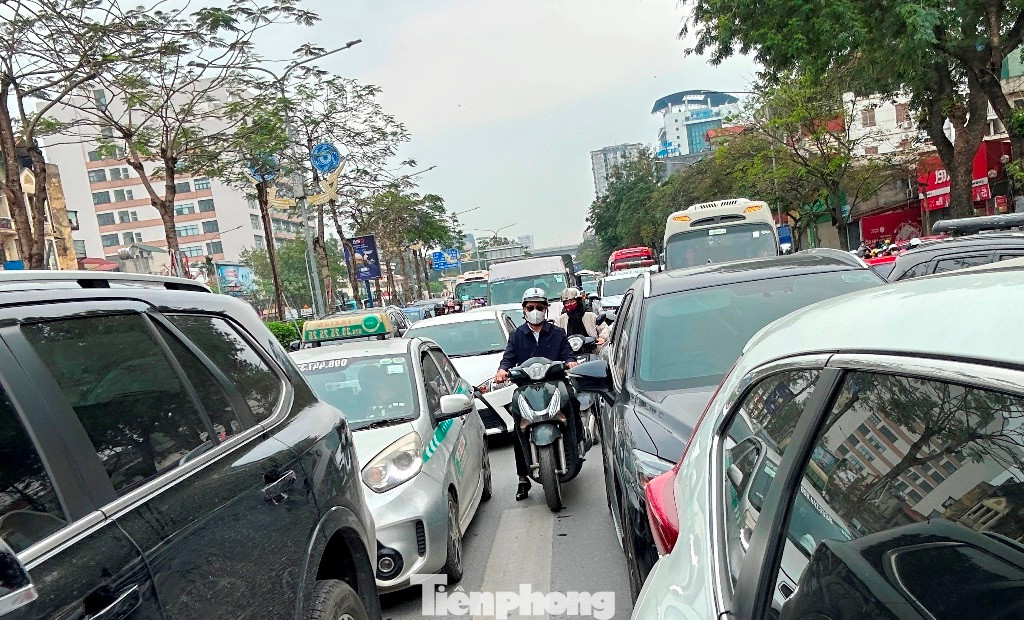 Theo ghi nhận của phóng viên, vào giờ cao điểm các ngày 1 và 2/4, phương tiện di chuyển qua nút giao Giải Phóng - Đại Cồ Việt - Lê Duẩn vô cùng khó khăn; có thời điểm dòng phương tiện gần như đứng yên trên đường.