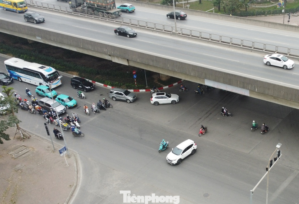 Với giải pháp tổ chức giao thông và điều tiết xe di chuyển này, nút giao Phạm Hùng - Đỗ Đức Dục những ngày qua bước đầu đã giảm ùn ứ kéo dài.