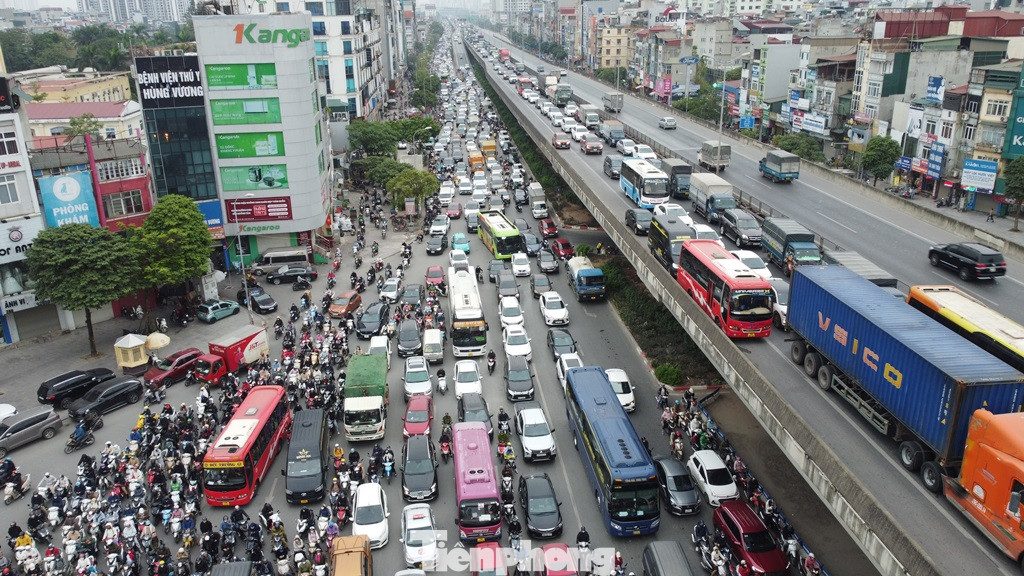 Cụ thể, theo năng lực thiết kế để xây dựng tuyến đường Vành đai 3 trên cao, mỗi ngày tuyến đường sẽ đảm nhiệm tối đa 15.000 xe ô tô (quy đổi theo công thức đếm xe tiêu chuẩn), nhưng ở thời điểm đếm xe trên, các đơn vị tư vấn đã ghi nhận đến 120.000 xe/ngày đêm - quá tải vượt khoảng 8 lần.