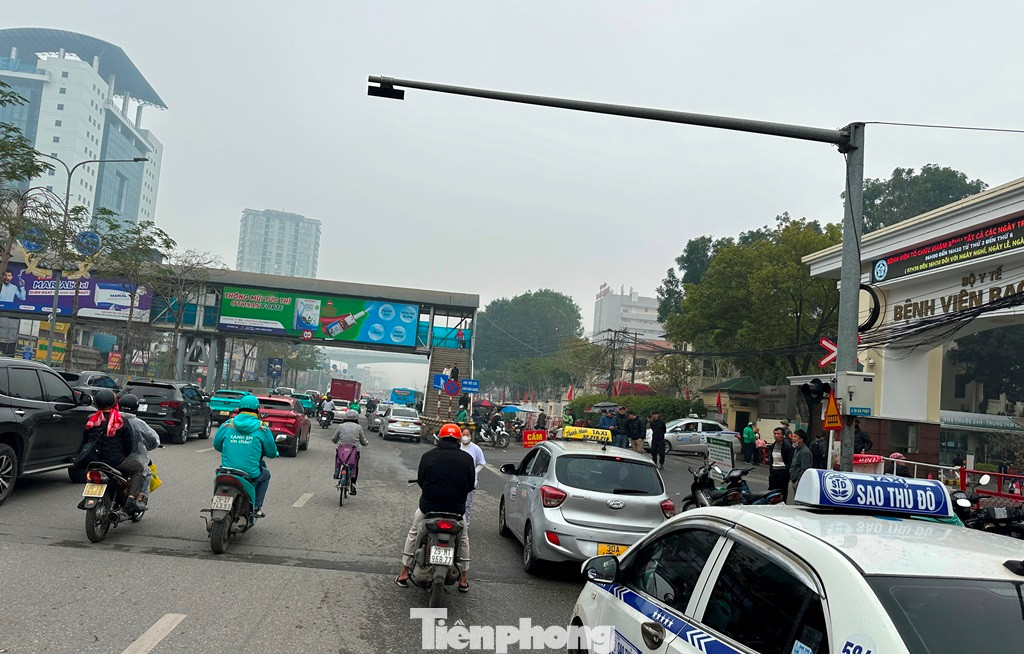 Trong thông báo danh sách xe vi phạm vừa được Phòng CSGT Hà Nội gửi Sở GTVT và đăng kiểm, có hàng chục xe ô tô bị phát hiện lỗi vi phạm "dừng xe ở nơi có biển cấm dừng, đỗ". Với lỗi này tài xế, chủ xe bị xử phạt từ 4 đến 6 triệu đồng/lần vi phạm.