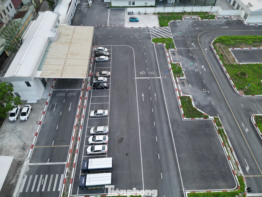 Trước khi lĩnh vực này được chuyển giao sang đơn vị Cảnh sát giao thông (CSGT) quản lý, Sở Xây dựng Hà Nội cho biết trên địa bàn TP. Hà Nội có 42 cơ sở đào tạo, giảng dạy công tác đào tạo lái ô tô, xe máy và 13 Trung tâm sát hạch cấp giấy phép lái xe. Trung bình mỗi tháng tổ chức sát hạch cấp bằng lái xe cho hơn 33.000 bộ giấy phép lái xe.