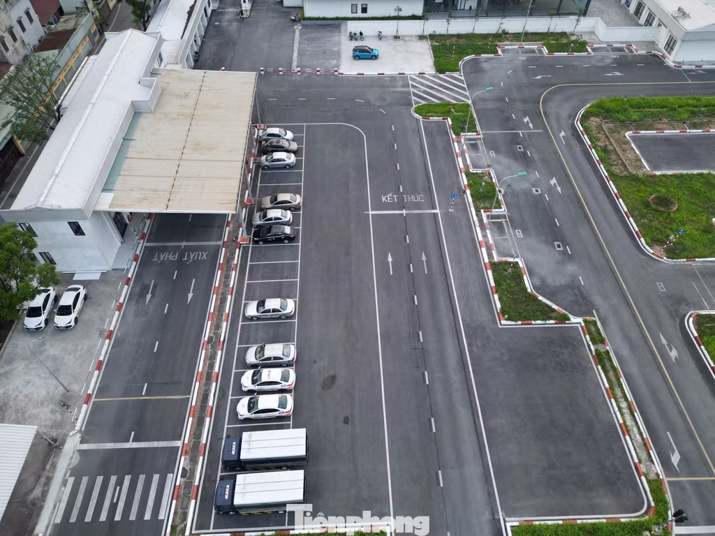 Trước khi lĩnh vực này được chuyển giao sang đơn vị Cảnh sát giao thông (CSGT) quản lý, Sở Xây dựng Hà Nội cho biết trên địa bàn TP. Hà Nội có 42 cơ sở đào tạo, giảng dạy công tác đào tạo lái ô tô, xe máy và 13 Trung tâm sát hạch cấp giấy phép lái xe. Trung bình mỗi tháng tổ chức sát hạch cấp bằng lái xe cho hơn 33.000 bộ giấy phép lái xe.