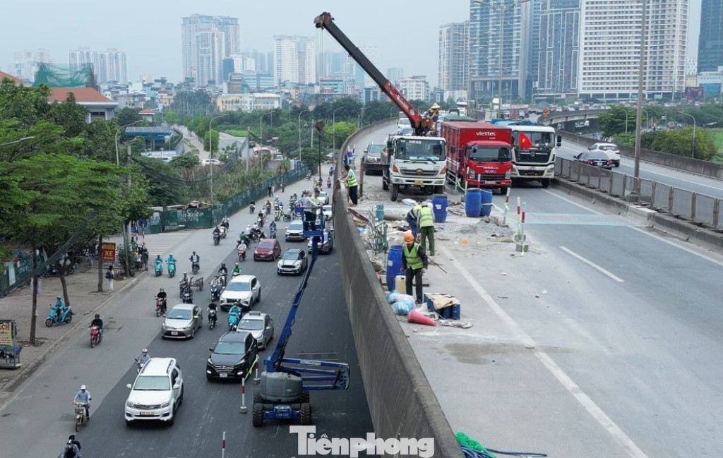 Với tuyến đường Phạm Hùng bên dưới, do máy móc (máy nâng, cẩu) của công trường cũng đứng chiếm gần nửa lòng đường nên cũng gây ùn tắc kéo dài cho đường Phạm Hùng phía dưới.