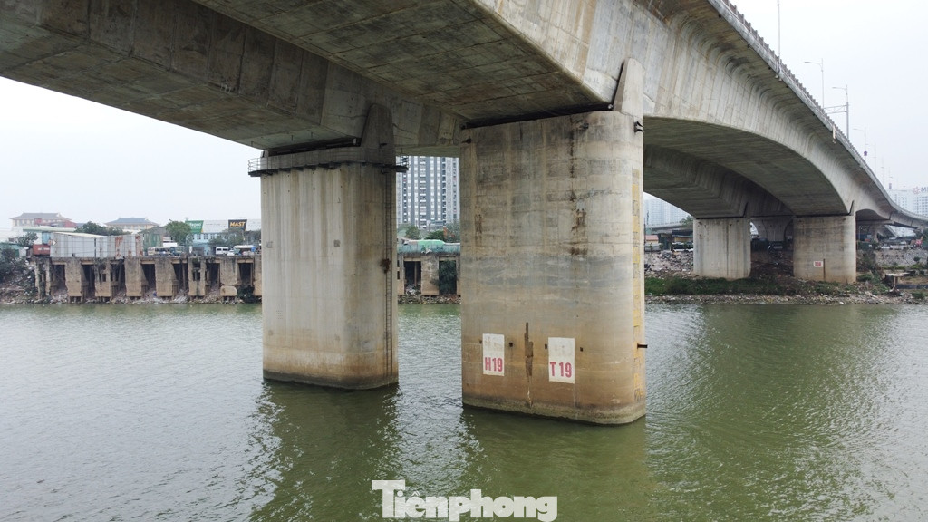 Với các vết nứt bê tông cần có phương án sửa chữa phù hợp để bảo đảm yêu cầu về giới hạn cho phép; tiến hành sửa chữa, thay thế các khe co giãn cao su, nối dài các ống thoát nước trên các nhịp dầm Super T giữa sông để ngăn chặn hư hỏng thêm và tạo thuận lợi cho công tác bảo trì về lâu dài. Với các vết nứt bê tông cần có phương án sửa chữa phù hợp để bảo đảm yêu cầu về giới hạn cho phép; tiến hành sửa chữa, thay thế các khe co giãn cao su, nối dài các ống thoát nước trên các nhịp dầm Super T giữa sông để ngăn chặn hư hỏng thêm và tạo thuận lợi cho công tác bảo trì về lâu dài.