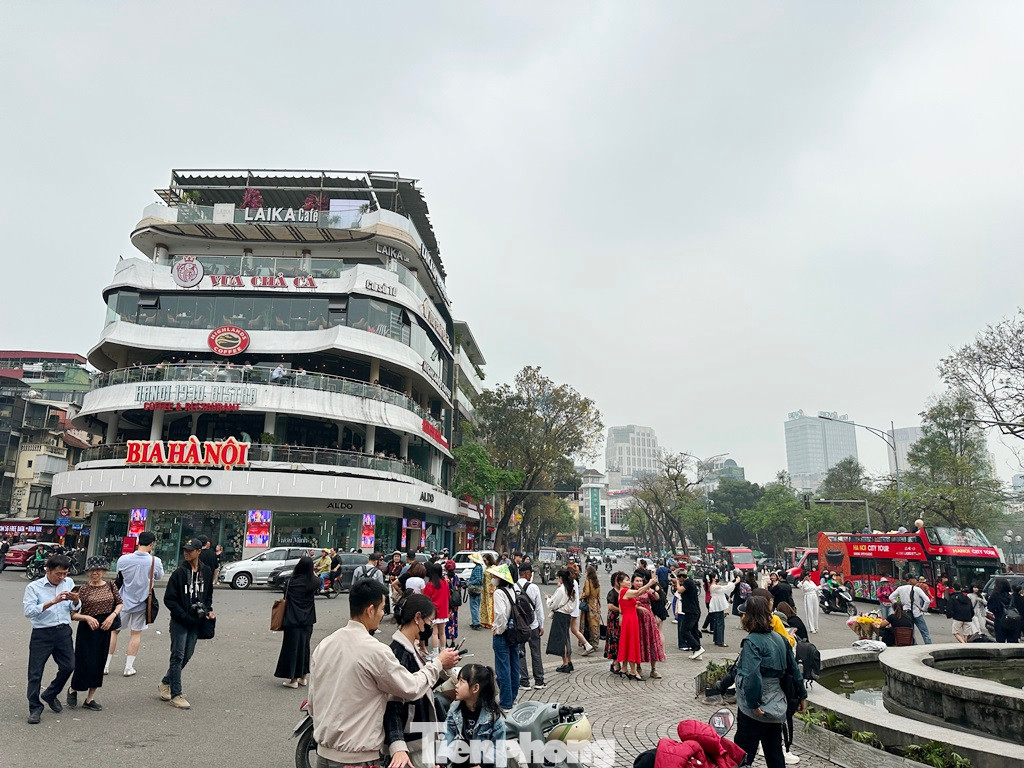 Trong sáng nay, liên ngành Sở Xây dựng và Công an cho biết, quận Hoàn Kiếm vẫn chưa dựng rào cấm người và xe tập trung trước tòa nhà Hầm cá mập để phục vụ công tác phá dỡ tòa nhà (kế hoạch được thành phố Hà Nội yêu cầu xong trước 30/4). Do vậy, tại đây vẫn có đông người dân và khách du lịch đến tham quan, chụp ảnh.