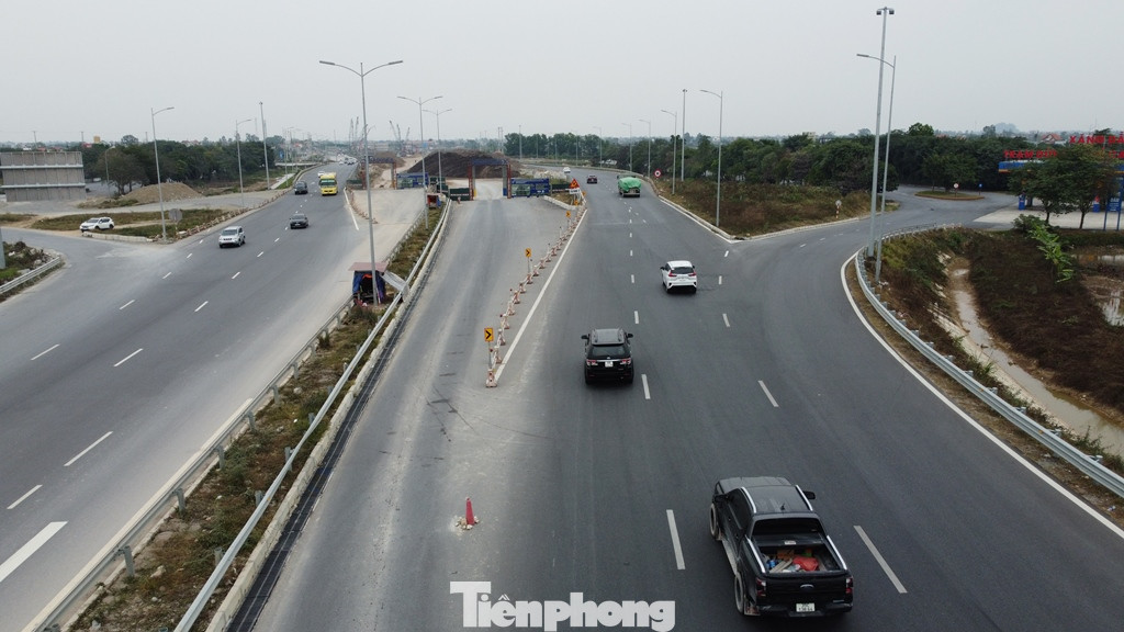 Ngoài ra vào các ngày cao điểm như cuối tuần, lễ Tết, CSGT sẽ đứng điều tiết trực tiếp tại đây để đảm bảo tránh ùn tắc, tai nạn giao thông khi các xe đi trên đường tạm. Ngoài ra vào các ngày cao điểm như cuối tuần, lễ Tết, CSGT sẽ đứng điều tiết trực tiếp tại đây để đảm bảo tránh ùn tắc, tai nạn giao thông khi các xe đi trên đường tạm.