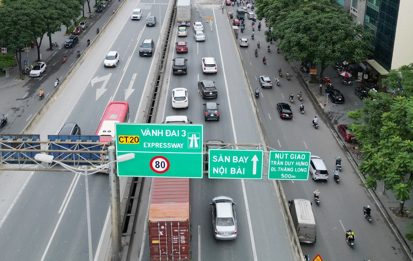 Giao thông tới sân bay thông qua đường Vành đai 3 trên cao cũng "gặp khó" vì tắc đường.