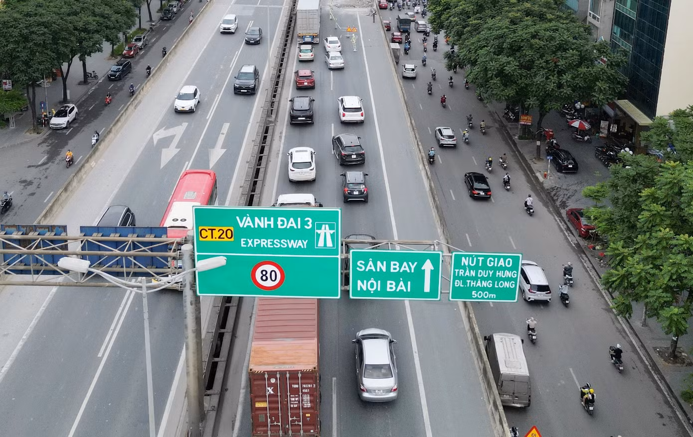 Giao thông tới sân bay thông qua đường Vành đai 3 trên cao cũng "gặp khó" vì tắc đường.