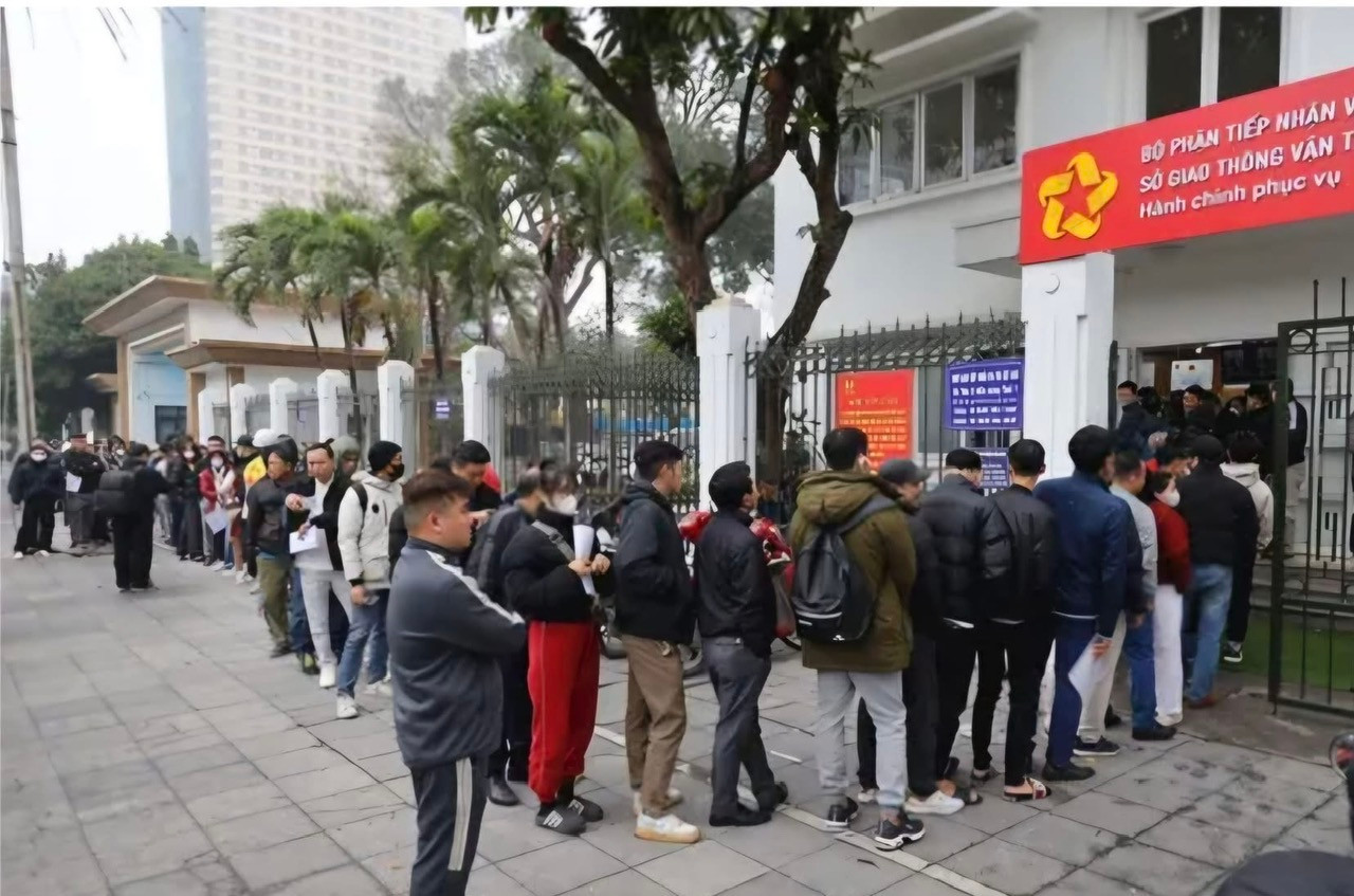 Người dân xếp hàng chờ cấp đổi GPLX tại Sở GTVT Hà Nội trong 2 ngày qua.