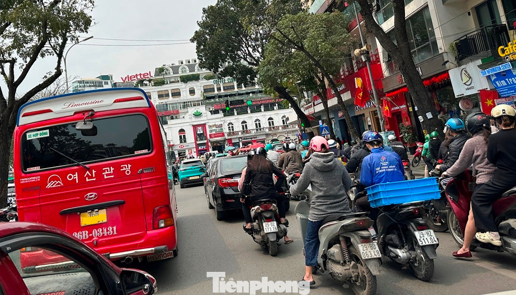 Đường Đinh Tiên Hoàng dẫn về tòa nhà Hàm cá mập chiều 21/3.