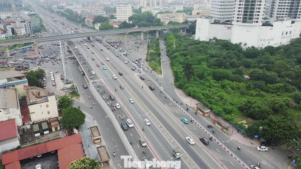 Trong thời gian cấm xe trên, phương tiện được hướng dẫn đi theo phương án: Đường Vành đai 3 trên cao xuống cầu vượt Mai Dịch (nhánh cầu vượt đô thị song hành), đường Phạm Văn Đồng chuyển hướng lưu thông trên đường Phạm Hùng (đường Vành Đai 3 dưới thấp) - qua nút giao Phạm Hùng - Khuất Duy Tiến, sau đó lên đường vành đai 3 trên cao tại lối lên ở đường Khuất Duy Tiến (đối diện tòa nhà Thăng Long Number One) để đi Pháp Vân.