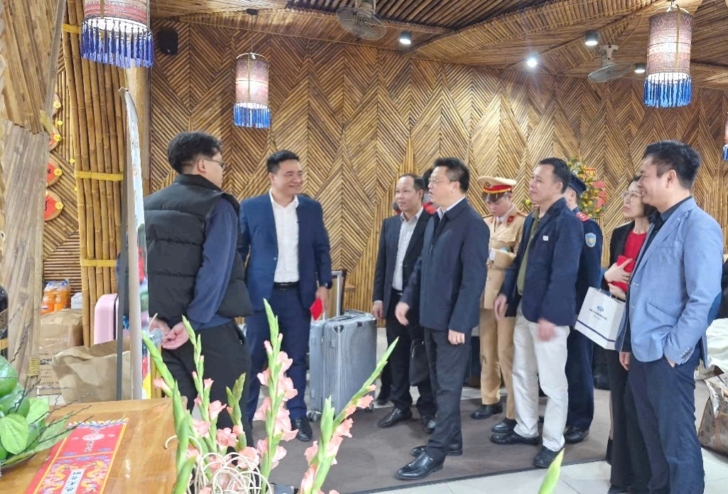 Thăm một gian ki-ốt phục vụ hành khách tại bến xe Mỹ Đình. Thăm một gian ki-ốt phục vụ hành khách tại bến xe Mỹ Đình.