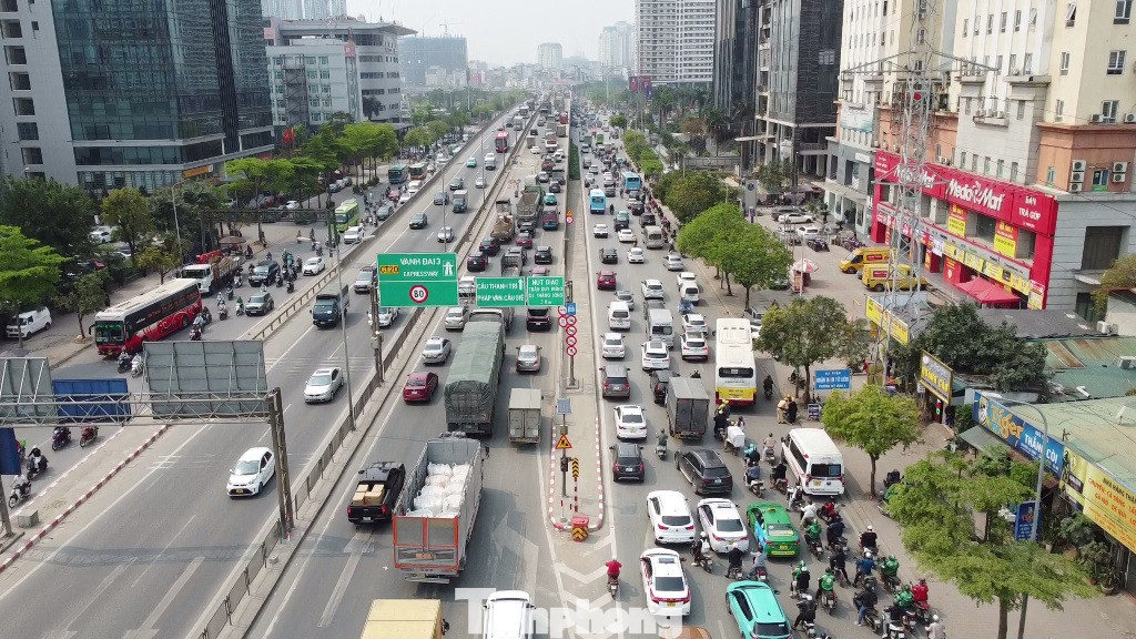 Khi đến đoạn qua nút giao Mai Dịch, phát hiện đường trên cao ùn tắc, nhiều tài xế đã điều khiển phương tiện đi xuống làn bên dưới, điều này cũng làm cho tuyến đường Phạm Hùng ùn tắc kéo dài. Khi đến đoạn qua nút giao Mai Dịch, phát hiện đường trên cao ùn tắc, nhiều tài xế đã điều khiển phương tiện đi xuống làn bên dưới, điều này cũng làm cho tuyến đường Phạm Hùng ùn tắc kéo dài.