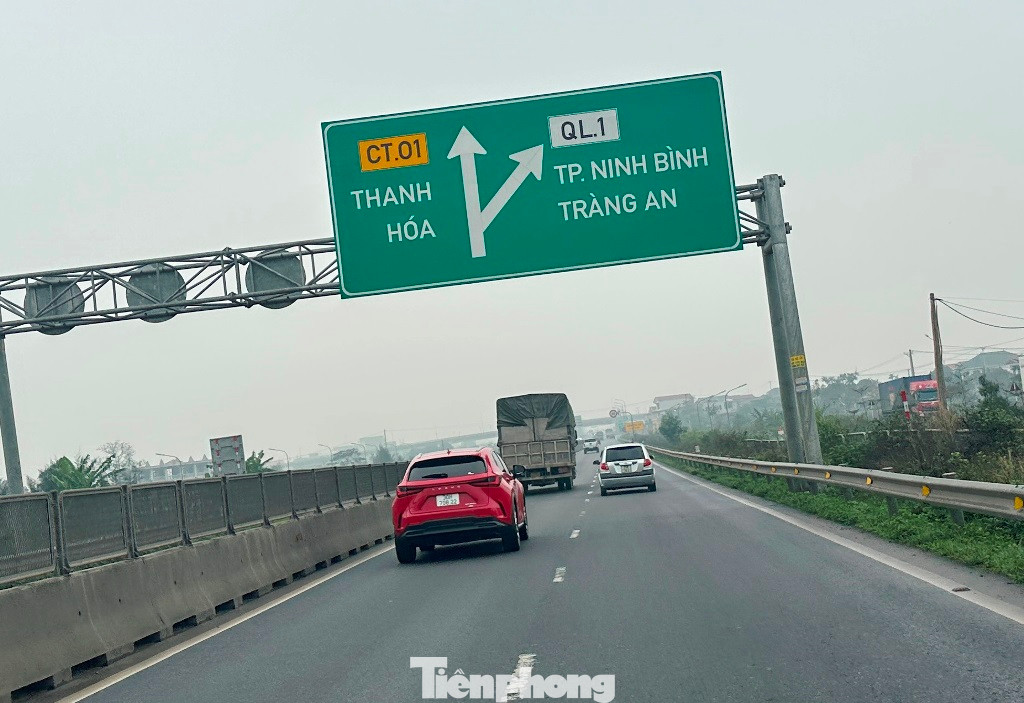 Ngoài tạo "nút thắt cổ chai" về mặt cắt đường, tốc độ thấp, tuyến cao tốc này chỉ dài có 15km nhưng đang có quá nhiều điểm giao cắt đi vào các đường địa phương tại Ninh Bình.