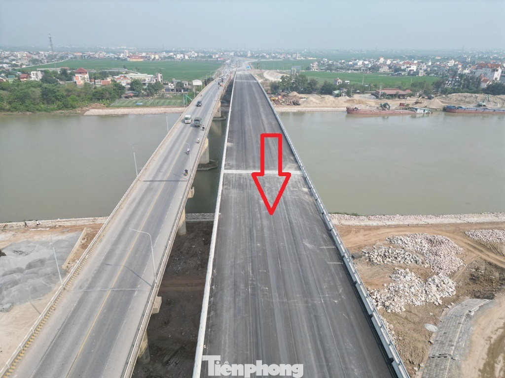 Cầu Lạc Quần mới có chiều rộng mặt cắt ngang 17m (4 làn xe), dài hơn 508 mét