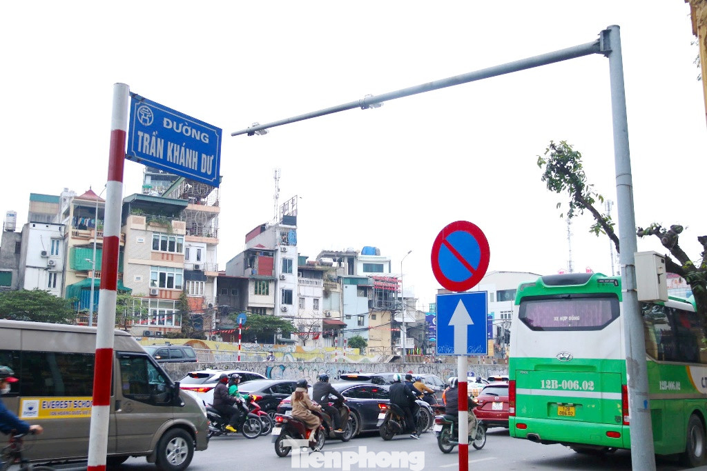 Tại khu vực đường Trần Khánh Dư (vành đai cấm xe khách từ 16 chỗ) điểm trung chuyển được bố trí tại đoạn trước Bảo tàng lịch sử.