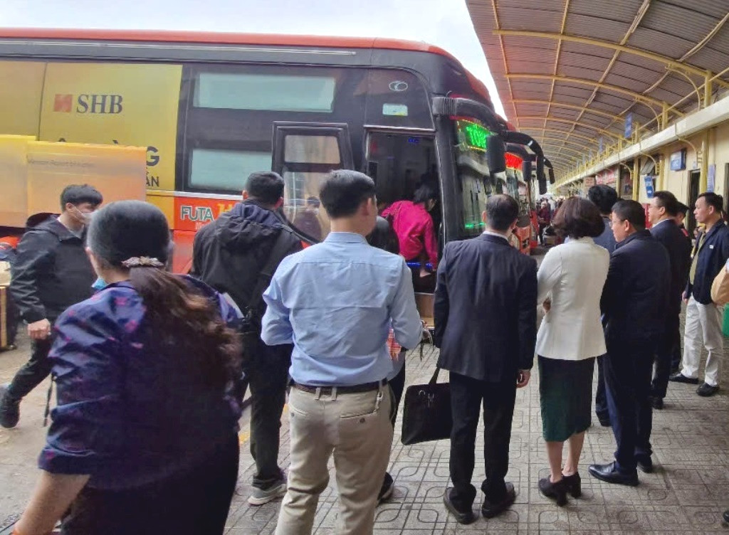 Trong sáng nay, đoàn công tác của Ủy Ban An toàn giao thông đã kiểm tra 2 bến xe là Mỹ Đình và Nước Ngầm. Trong sáng nay, đoàn công tác của Ủy Ban An toàn giao thông đã kiểm tra 2 bến xe là Mỹ Đình và Nước Ngầm.