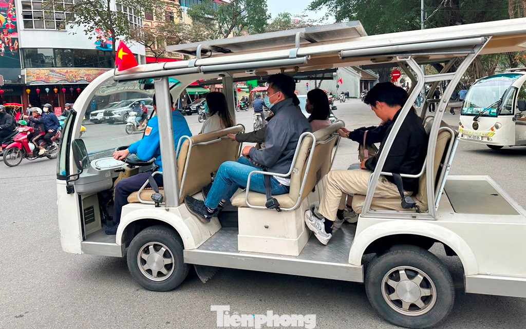 Xe điện của Công ty Cổ phần Đồng Xuân hoạt động chở khách trên đường Đinh Tiên Hoàng (Hồ Hoàn Kiếm, Hà Nội) Xe điện của Công ty Cổ phần Đồng Xuân hoạt động chở khách trên đường Đinh Tiên Hoàng (Hồ Hoàn Kiếm, Hà Nội)