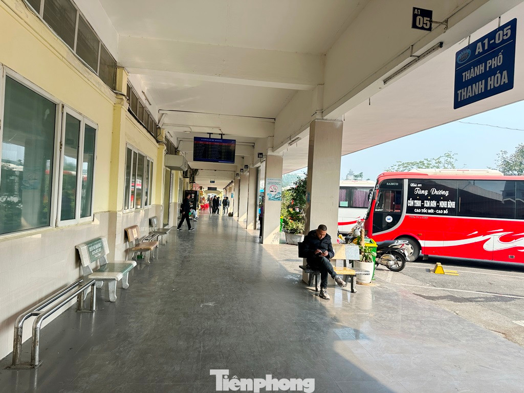 Khu vực sảnh nhà chờ các dịp nghỉ lễ trước đây thường chật kín hành khách đứng chờ bắt xe, sáng nay cũng trống trải.