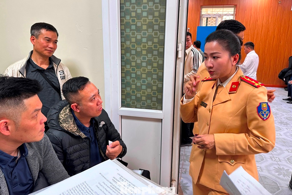 Để có thể giải quyết hồ sơ kịp cho 90 người đang chờ đợi trong khi thời gian làm việc buổi chiều chỉ còn khoảng 1,5 giờ, chiều 3/3 điểm giao dịch của CSGT tại số 2 Phùng Hưng đã phải cử cả cán bộ ra vòng ngoài để kiểm tra giấy tờ, hướng dẫn người dân chuẩn bị, điền thông tin trước.