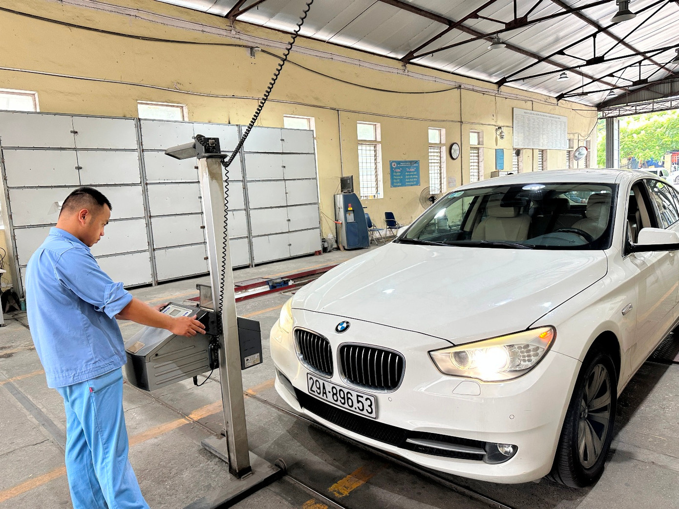 Tiếp sau đó, xe được đưa vào dây chuyển kiểm tra để máy móc kiểm tra các chi tiết kỹ thuật, trong đó có đèn, hệ thống điện, phanh an toàn... Tiếp sau đó, xe được đưa vào dây chuyển kiểm tra để máy móc kiểm tra các chi tiết kỹ thuật, trong đó có đèn, hệ thống điện, phanh an toàn...