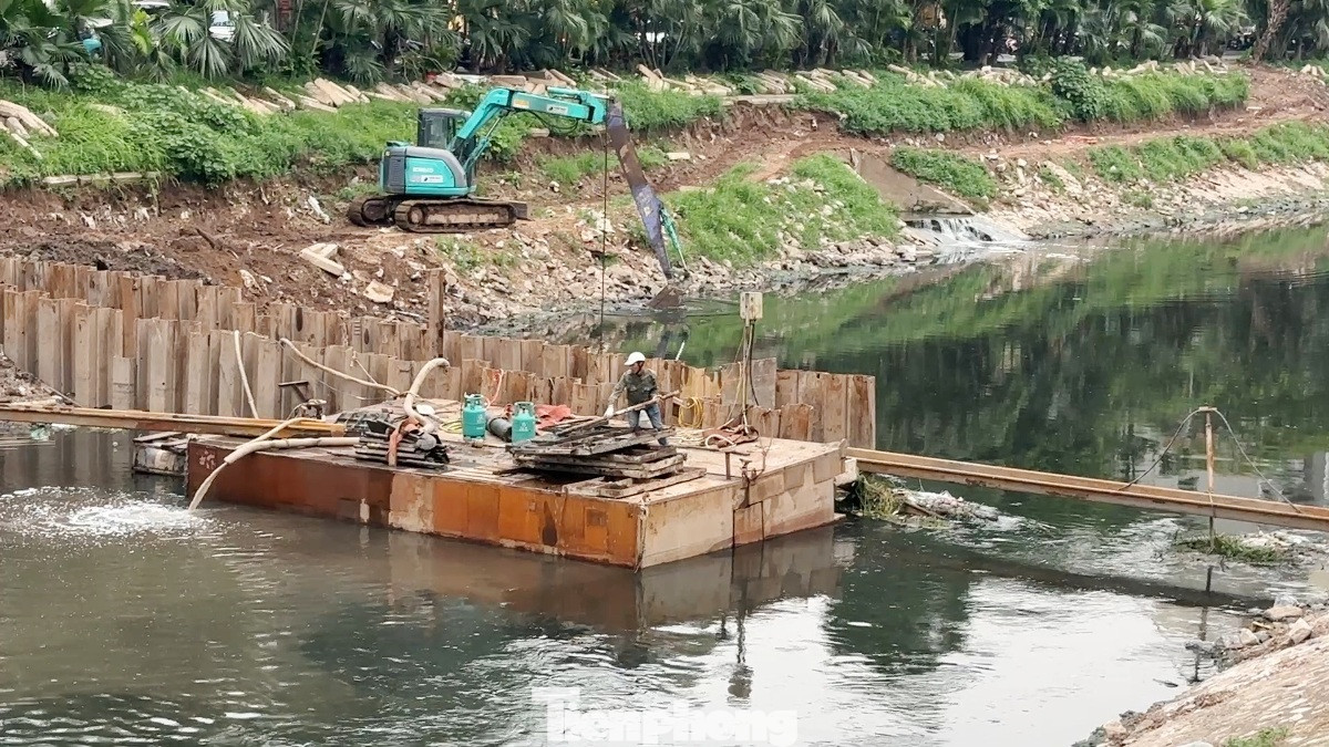 Từ Cầu Giấy về đến đập Thanh Liệt (cửa xả ra sông Nhuệ) đang có gần chục vị trí thi công, trong đó công trường đoạn gần Cầu Cót đang ngăn đôi dòng sông bằng hàng cọc sắt. Từ Cầu Giấy về đến đập Thanh Liệt (cửa xả ra sông Nhuệ) đang có gần chục vị trí thi công, trong đó công trường đoạn gần Cầu Cót đang ngăn đôi dòng sông bằng hàng cọc sắt.