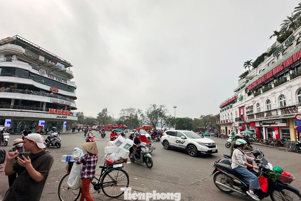 Trong sáng nay, liên ngành Hà Nội đã thực hiện hạn chế, cấm phương tiện lưu thông qua Quảng trường Đông Kinh - Nghĩa Thục (trước tòa nhà Hàm cá mập).