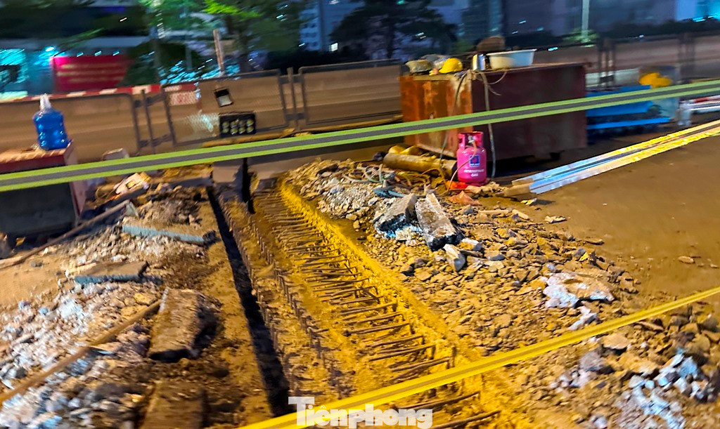 Ở đường Vành đai 3 trên cao chiều Mai Dịch - đại lộ Thăng Long hiện đang có 3 công trường hàng rào thi công khe co giãn được dựng lên.