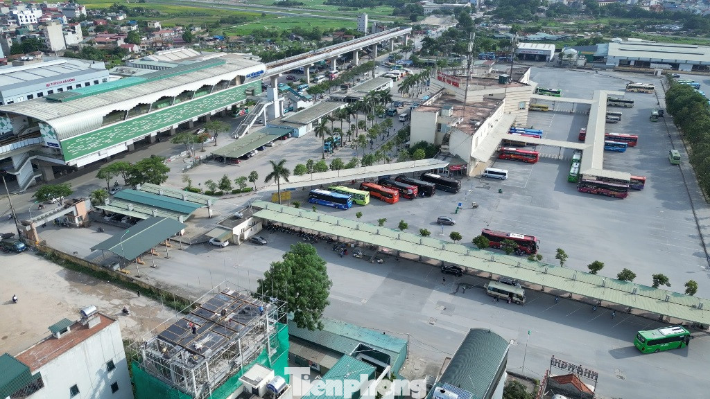 Tuy nhiên, ghi nhận của PV Tiền Phong thời gian qua, kể cả trong hai ngày cuối tuần này, lượng xe hoạt động tại bến và khách ra vào chỉ lác đác. Tại khu vực sân đăng tài (xe dừng đỗ, đón khách) rộng 1,4 ha, trong chiều qua và sáng 7/6 chỉ có khoảng hơn 20 xe khách hoạt động.