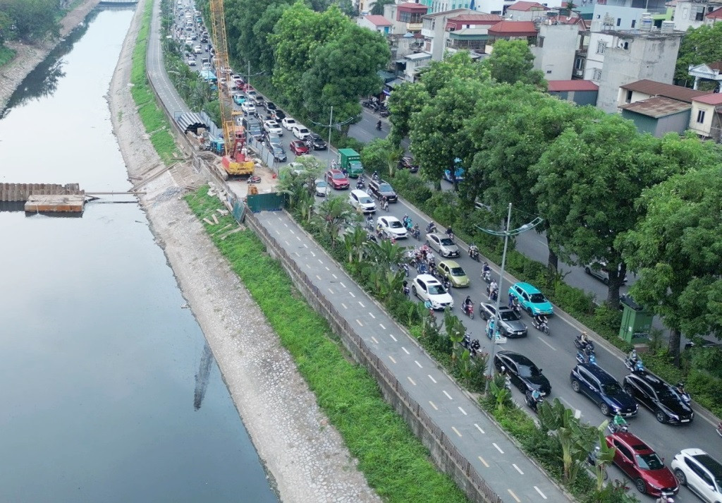 Hình ảnh đường Láng ùn tắc kéo dài và đường dành cho xe đạp công cộng vắng bóng xe lưu thông trong dịp cuối tuần vừa qua, theo ghi nhận của phóng viên Tiền Phong. Hình ảnh đường Láng ùn tắc kéo dài và đường dành cho xe đạp công cộng vắng bóng xe lưu thông trong dịp cuối tuần vừa qua, theo ghi nhận của phóng viên Tiền Phong.